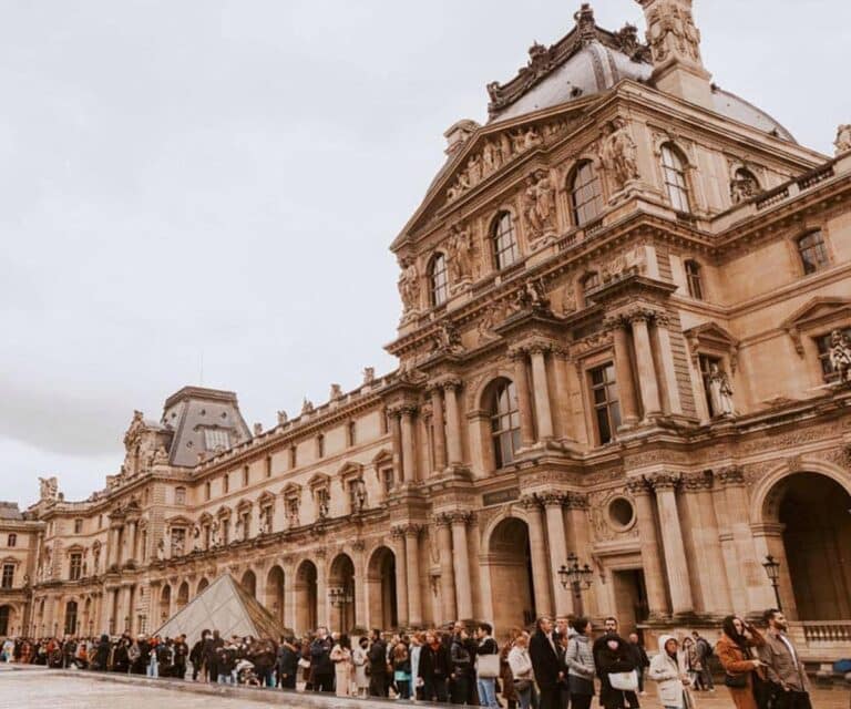 Louvre müzesi önündeki sırada bekleyen insanlar