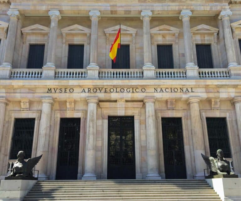 Madrid arkeoloji müzesi giriş kapısı