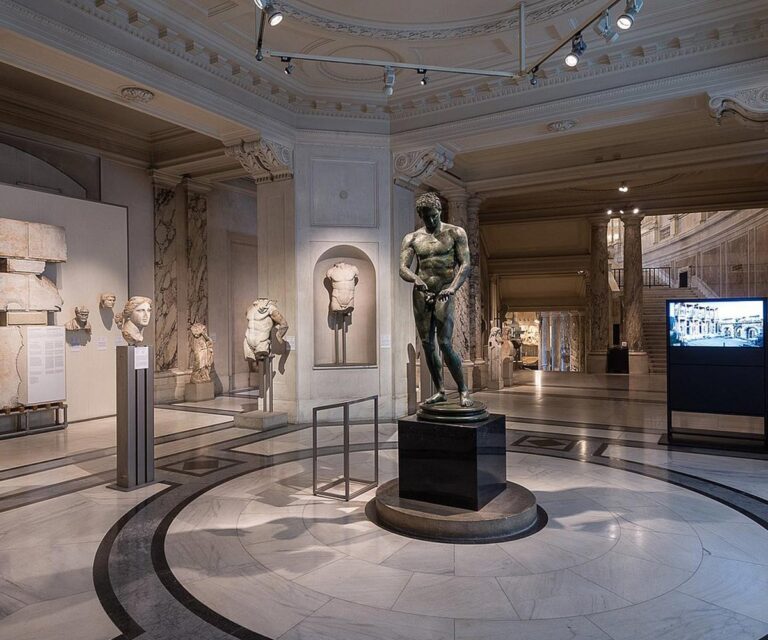 Viyana efes müzesinde sergilenen heykel