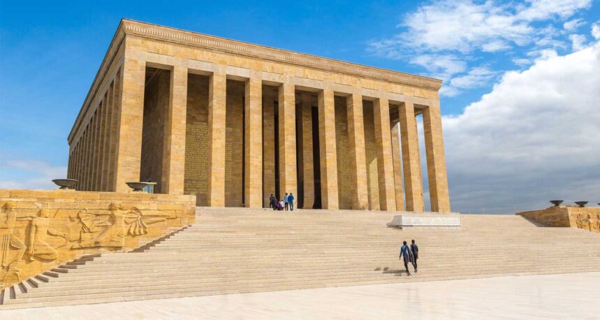 Anıtkabir Atatürk'ün ebedi mabedidir.