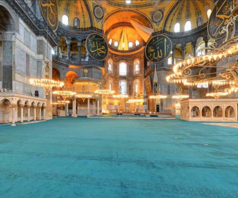 İstanbul'un simgelerinden ayasofyanın iç mekan görüntüsü